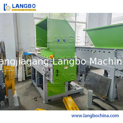 Déchiqueteuse à double arbre pour le recyclage du plastique, d'une capacité de 500 à 1000 kg/h et d'une puissance moteur de 37 kW pour tuyaux ou profilés en plastique