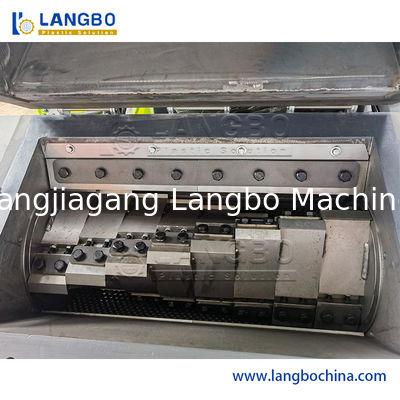 Broyeur de recyclage de plastique puissant avec capacité de broyage réglable de 500-1000 Kg/H pour tuyaux en plastique