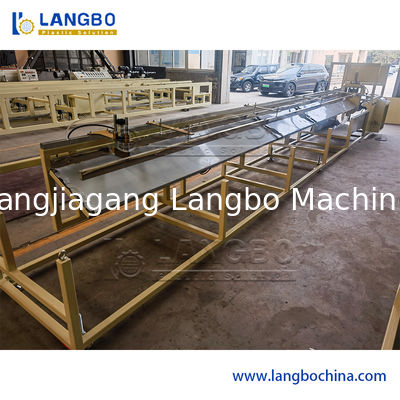 Machine de revêtement de panneaux en PVC en WPC Panneau mural en PVC Panneau de plafond Panneau de décoration creux Profil d'extrusion de fabrication de machine d'extrusion