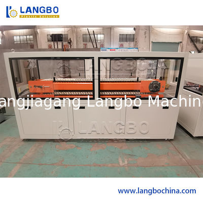 Machine de revêtement de panneaux en PVC en WPC Panneau mural en PVC Panneau de plafond Panneau de décoration creux Profil d'extrusion de fabrication de machine d'extrusion