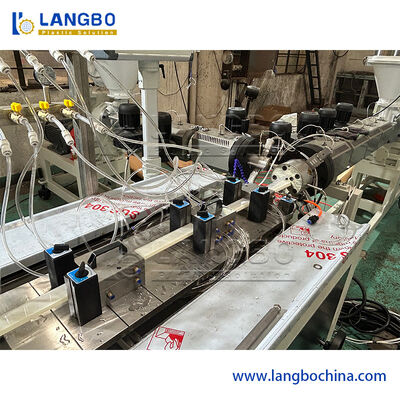 Ligne d'extrusion de profil de PVC 150KG/H avec l'économie d'énergie de contrôle d'écran tactile de PLC