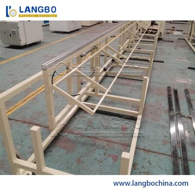 ligne d'extrusion de profil de PVC de 300mm avec la double boudineuse à vis conique