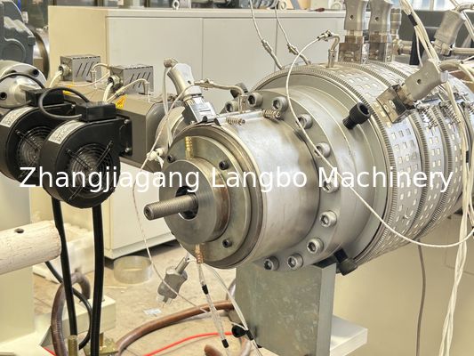 Ligne d'extrusion de tuyaux en PVC de 50-200 mm / machine de fabrication de tuyaux en PVC / ligne de production de tuyaux en PVC