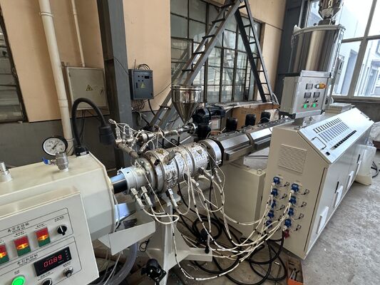 Ligne de production d'extrusion de tuyaux en plastique PE HDPE PPR pour l'approvisionnement en eau, gaz et huile, extrudeuse à vis unique, machine de fabrication de tuyaux