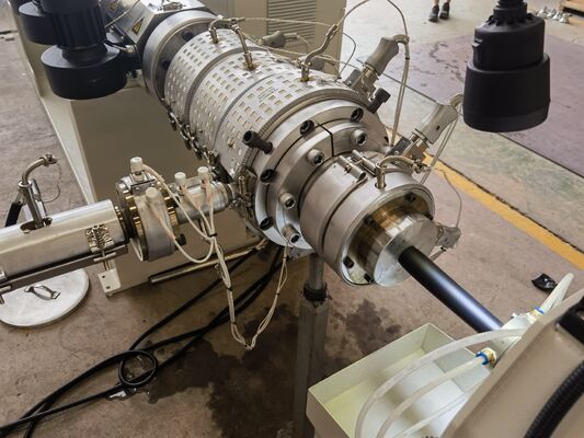 Ligne de production d'extrusion de tuyaux en plastique PE HDPE PPR pour l'approvisionnement en eau, gaz et huile, extrudeuse à vis unique, machine de fabrication de tuyaux