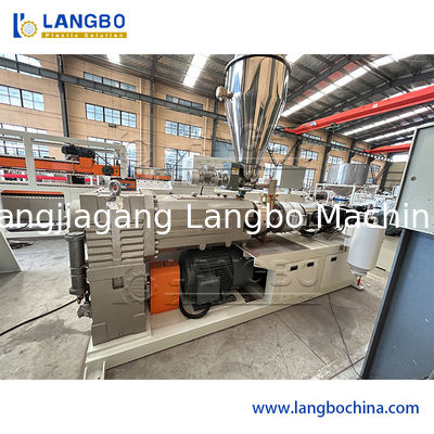 Chaîne de production spéciale de panneau de mur de WPC avec la boudineuse à vis jumelle conique