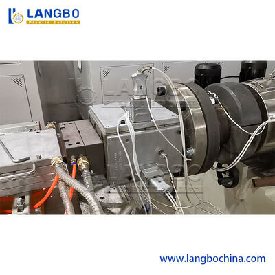 Machine de panneau de mur de la vitesse WPC du produit 350KG/H, chaîne de production de profil du contrôle WPC de PLC