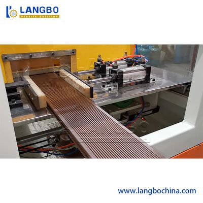 Machine de panneau de mur de la vitesse WPC du produit 350KG/H, chaîne de production de profil du contrôle WPC de PLC