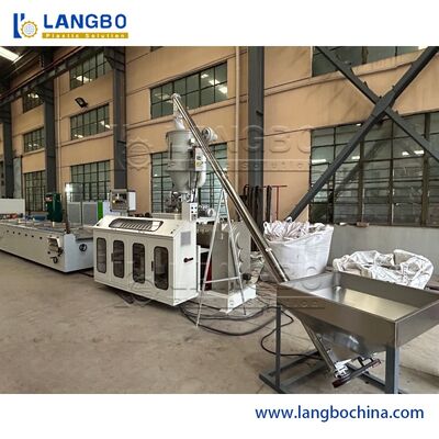 Machine de panneau de mur de la vitesse WPC du produit 350KG/H, chaîne de production de profil du contrôle WPC de PLC