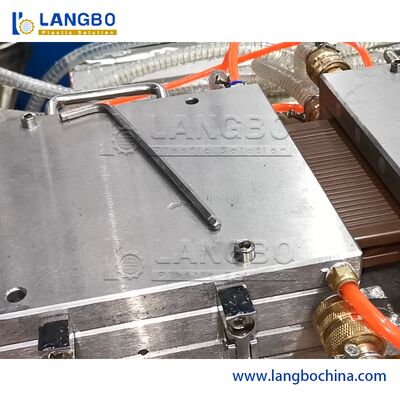 Ligne actionnée facile populaire consommation d'extrusion de profil de WPC basse d'énergie