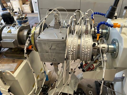 Machine d'extrusion de plastique Équipement en plastique PVC PP PE Extrudeuse de tuyaux de PVC