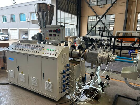Machine d'extrusion de plastique Équipement en plastique PVC PP PE Extrudeuse de tuyaux de PVC