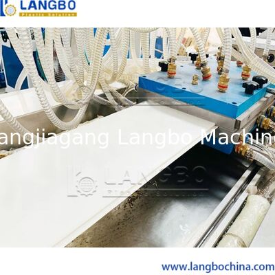 Feuille automatique de PVC faisant la machine, chaîne de production de PVC de panneau de cavité de la puissance 55KW