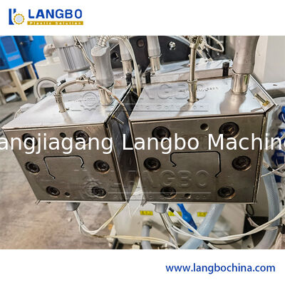 Machine de fabrication de profilés de protection contre les câbles de ligne d'extrusion en PVC avec dispositif de perçage