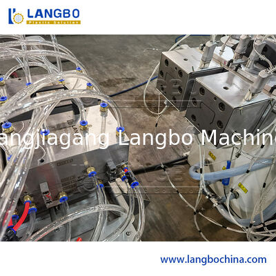 Extrudeuse conique à double vis 55/110 pour profilés PVC, ligne d'extrusion pour goulottes de câbles de 1180 mm avec moteur de 22 kW