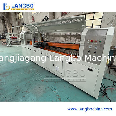 Ligne d'extrusion de profilés en PVC avec extrudeuse à double vis conique 55/110 pour le troncage de câbles de 1180 mm et une puissance moteur de 22 kW