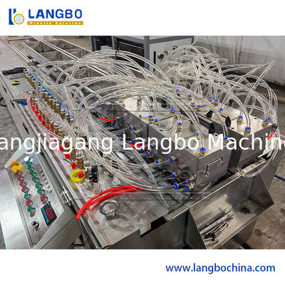 Ligne d'extrusion de profilés en PVC avec extrudeuse à double vis conique 55/110 pour le troncage de câbles de 1180 mm et une puissance moteur de 22 kW