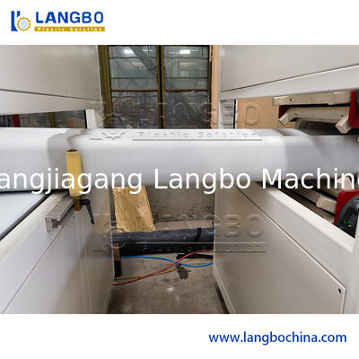 Ligne de production d'extrusion de profilés de planchers de revêtements de sol en PE PP en bois-plastique utilisée dans les sols intérieurs ou extérieurs / parapets / plateaux