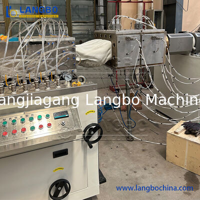 Ligne de production d'extrusion de profilés de revêtements de sol en plastique en bois