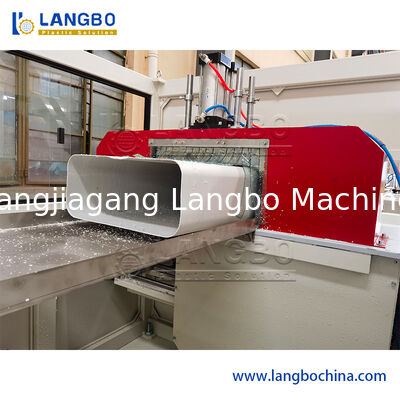 Ligne de production d'extrusion de profilés de revêtements de sol en plastique en bois