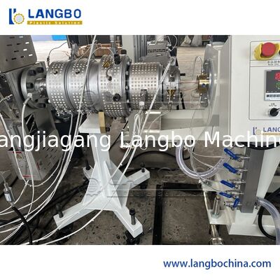 Ligne d'extrusion de tuyaux PPR co-extrudés à 3 couches avec une capacité de 350 kg/h et un contrôle PLC SIEMENS