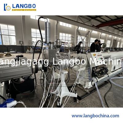 Ligne d'extrusion de tuyaux PPR co-extrudés à 3 couches avec une capacité de 350 kg/h et un contrôle PLC SIEMENS