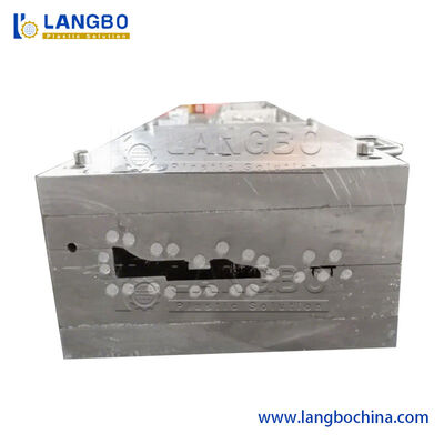 Performance anti-corrosion Surface lisse 2 mm PVC Meubles planche à gazon bordure de bande de production