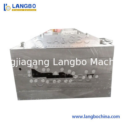 Fabrication de panneaux de revêtement de sol en PVC