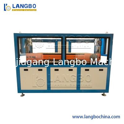 Fabrication de panneaux de revêtement de sol en PVC