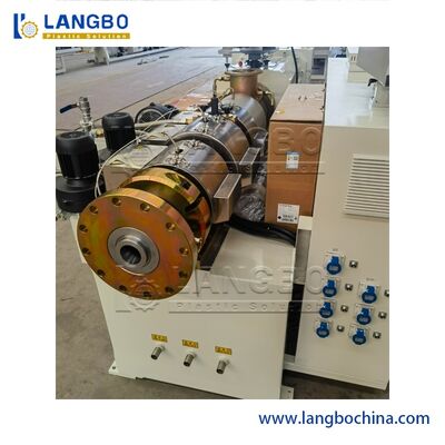 Ligne de production de tuyaux d'eau en PVC plastique, machine de fabrication de tuyaux en PVC avec extrudeuse haute performance à des prix attractifs