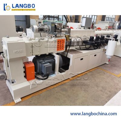 Ligne de production de tuyaux d'eau en PVC plastique, machine de fabrication de tuyaux en PVC avec extrudeuse haute performance à des prix attractifs