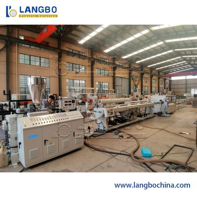 Ligne de production de tuyaux d'eau en PVC plastique, machine de fabrication de tuyaux en PVC avec extrudeuse haute performance à des prix attractifs