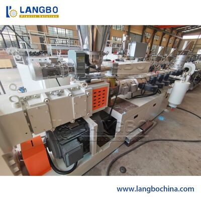 Ligne de production de tuyaux d'eau en PVC plastique, machine de fabrication de tuyaux en PVC avec extrudeuse haute performance à des prix attractifs