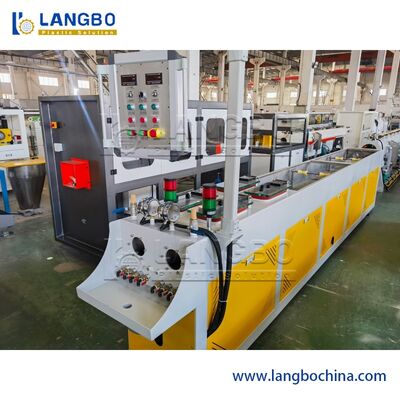 Ligne de production de tuyaux d'eau en PVC plastique, machine de fabrication de tuyaux en PVC avec extrudeuse haute performance à des prix attractifs