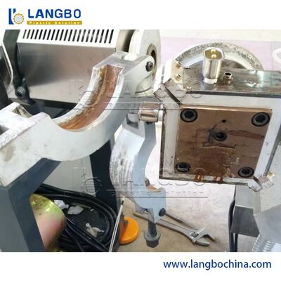 Machine d'extrusion pour la fabrication de profilés de moulage de cadres photo, de tubes/couvercles de lampes à LED en polycarbonate (PC) / PMMA / PS à double co-extrusion de couleur