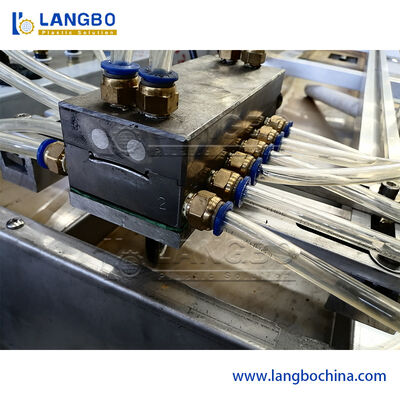 Machine d'extrusion pour la fabrication de profilés de moulage de cadres photo, de tubes/couvercles de lampes à LED en polycarbonate (PC) / PMMA / PS à double co-extrusion de couleur