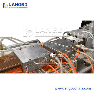 Machine d'extrusion de profilés WPC en bois-plastique, pour fenêtres, cadres de porte, terrasses, panneaux muraux, sols, clôtures, bandes d'étanchéité, feuilles creuses en PC