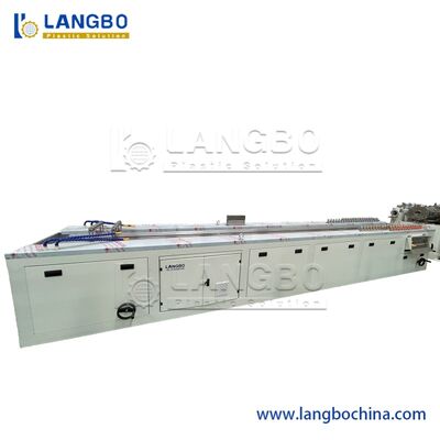 Machine d'extrusion de plastique pour la fabrication de profilés de goulottes de câbles en PVC