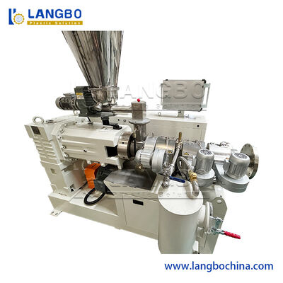 Machine à perforer les canaux de câblage en PVC