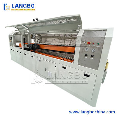 Machine d'extrusion de plastique pour la fabrication de profilés de goulottes de câbles en PVC