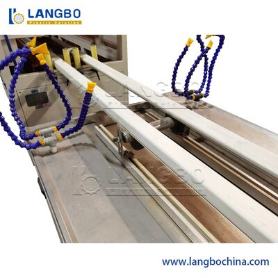 Machine à perforer les canaux de câblage en PVC