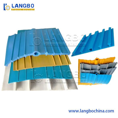 Ligne de production d'extrusion de profil de barrage d'eau en PVC / Machine de fabrication de barrage d'eau en PVC
