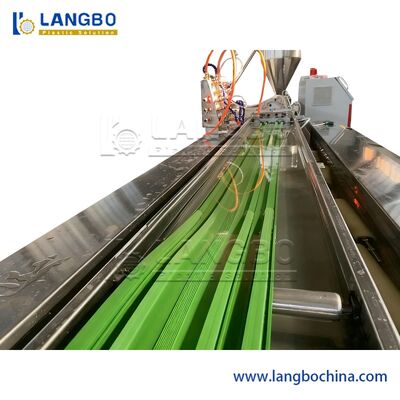 Ligne de production d'extrusion de profil de barrage d'eau en PVC / Machine de fabrication de barrage d'eau en PVC