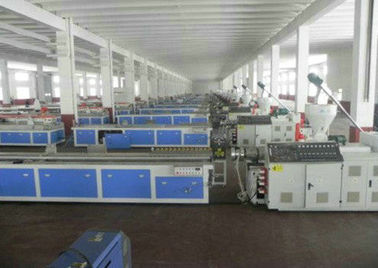 PVC bordant la machine en plastique de conseil, chaîne de production de conseil de Wpc de Cabinet
