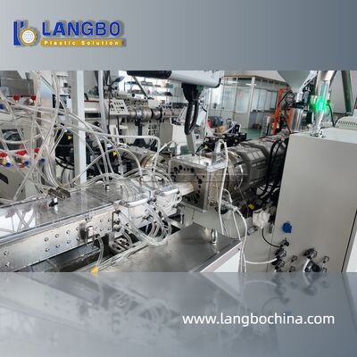 Ligne d'extrusion de profilés en PVC.