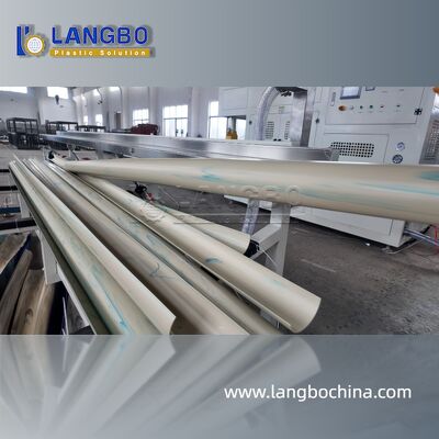 Ligne d'extrusion de profilés en PVC.