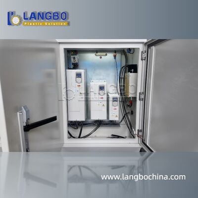 Ligne d'extrusion de profilés en PVC.