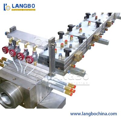 Ligne de platelage WPC | Extrusion, calibrage, gaufrage pour panneaux d'extérieur