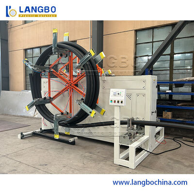 Extrudeuse de tuyaux PE. Système d'alimentation automatique. Vis de haute précision pour un mélange uniforme.