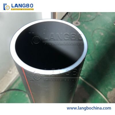 Extrudeuse de tuyaux PE. Système d'alimentation automatique. Vis de haute précision pour un mélange uniforme.